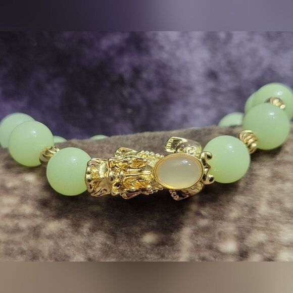 Pixiu Feng Shui White Agate and Luminous Beaded Bracelet - Picture 3 of 12